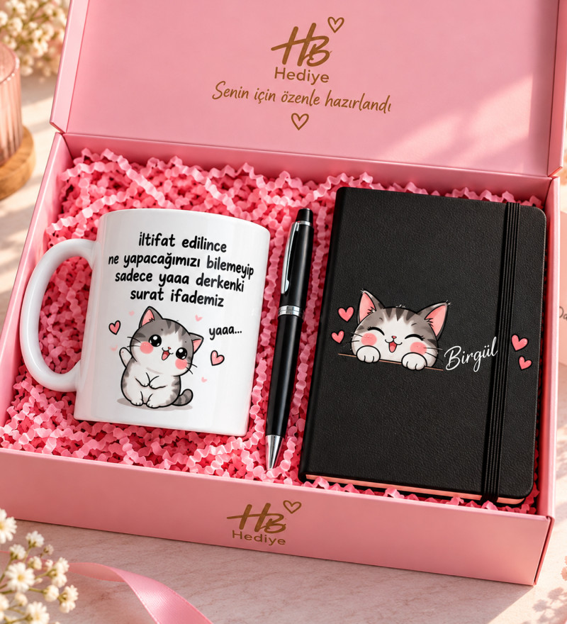 Kişiye Özel İsimli Sevimli Kedi Desenli Defter, Kupa ve Kalem Hediye Seti - iltifat